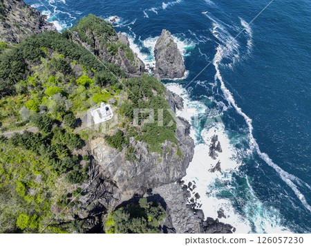 岩手縣黑崎燈塔，建於海拔 130 公尺的懸崖上，俯瞰白色 126057230