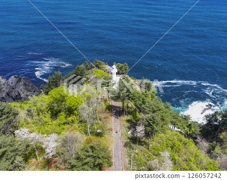 岩手縣黑崎燈塔，建於海拔 130 公尺的懸崖上，俯瞰白色 126057242