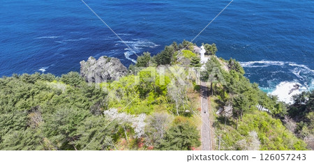 岩手縣黑崎燈塔,建於海拔 130 公尺的懸崖上,俯瞰白色 岩手縣黑崎燈塔,建於海拔 130 公尺的懸崖上,俯瞰白色 126057243