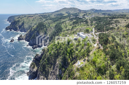 岩手縣黑崎燈塔,建於海拔 130 公尺的懸崖上,俯瞰白色 岩手縣黑崎燈塔,建於海拔 130 公尺的懸崖上,俯瞰白色 126057259
