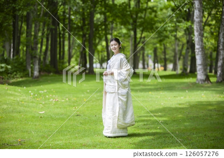 Bride in a pure white kimono 126057276
