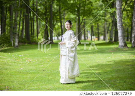 Bride in a pure white kimono 126057279