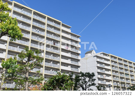 與綠色和公寓的都市風景 與綠色和公寓的都市風景 126057322
