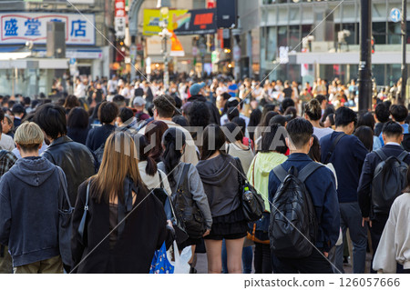 穿越澀谷十字路口的人們的背影 126057666