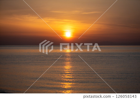 朝陽從海上升起 朝陽從海上升起 126058143