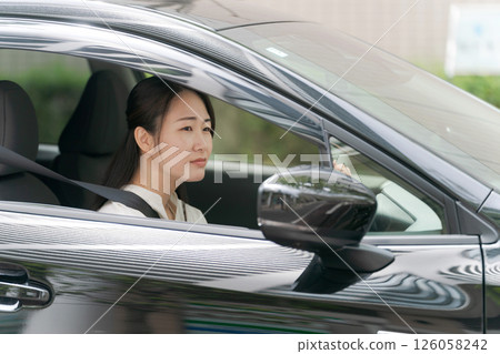 車裡的年輕女子 車裡的年輕女子 126058242