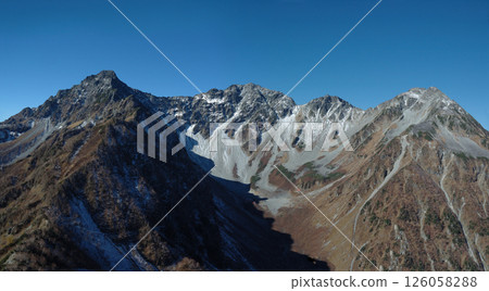 初冬時節，從唐澤冰斗到沖繩縣立山、槍穗高橫斷面的北阿爾卑斯山初雪全景（長野縣一側） 126058288