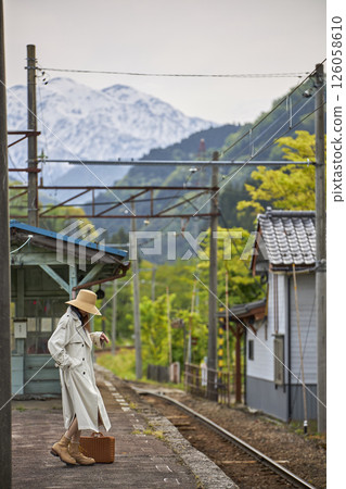 A station with a view of the Tateyama mountain range 126058610
