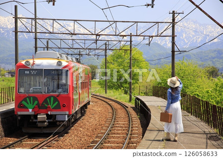 A station with a view of the Tateyama mountain range 126058633