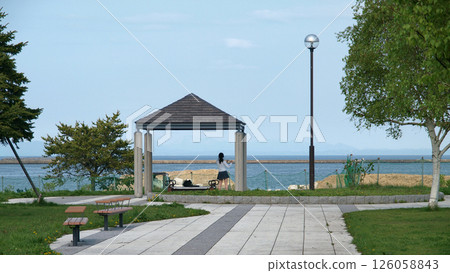 小樽：在公園吹笛子的人，可以欣賞到海景 126058843