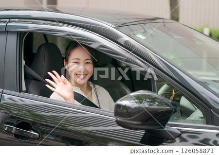 車裡的年輕女子 126058871