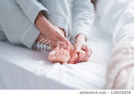 senior woman who is sensitive to cold 126058936