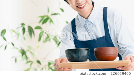 中年婦女送餐 126059400