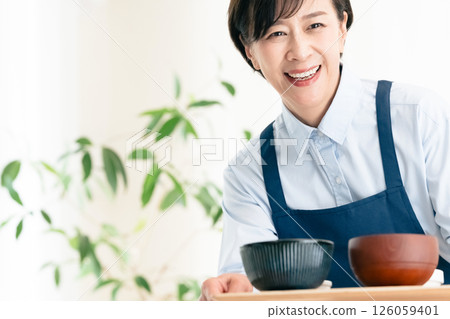 中年婦女送餐 126059401