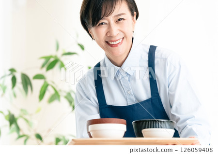 中年婦女送餐 126059408