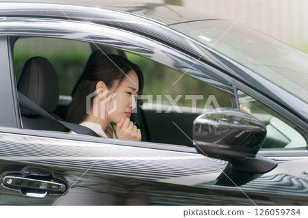 車裡的年輕女子 車裡的年輕女子 126059784