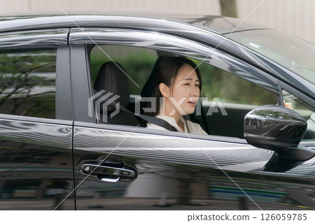 車裡的年輕女子 車裡的年輕女子 126059785