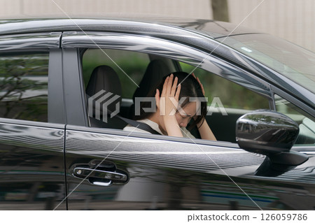 車裡的年輕女子 車裡的年輕女子 126059786