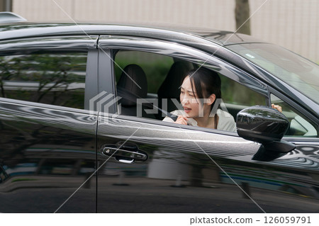 車裡的年輕女子 126059791