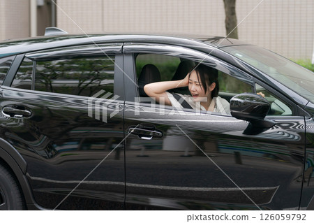 車裡的年輕女子 126059792