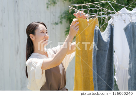 掛衣服的女人 126060240
