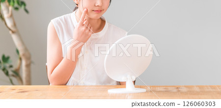 照鏡子，小學和初中的女孩們飽受皮膚粗糙和痤瘡的困擾 126060303