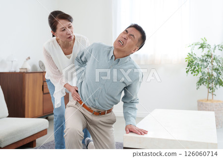 患有背痛的老年男子和支持他的老年婦女 126060714