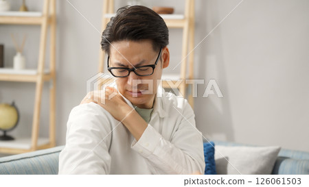 Male stiff neck 126061503