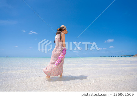 [Tropical resort] Blue skies and endless sand patterns on the beach 126061509