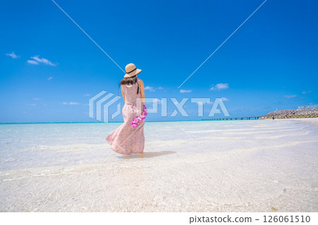 [Tropical resort] Blue skies and endless sand patterns on the beach 126061510