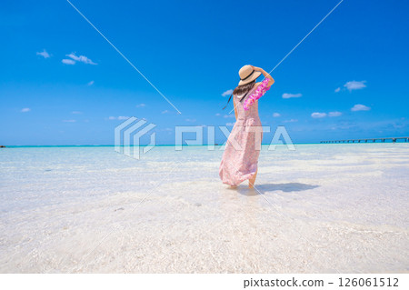 [Tropical resort] Blue skies and endless sand patterns on the beach 126061512