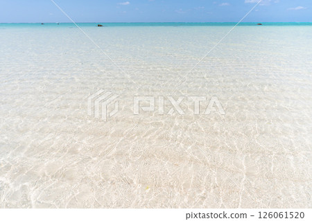 [Tropical resort] Blue skies and endless sand patterns on the beach 126061520