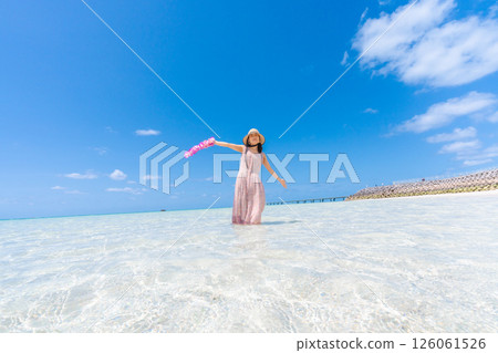 [Tropical resort] Blue skies and endless sand patterns on the beach 126061526