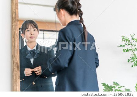 穿著小學、國中和高中製服的女孩們早上準備 穿著小學、國中和高中製服的女孩們早上準備 126061922
