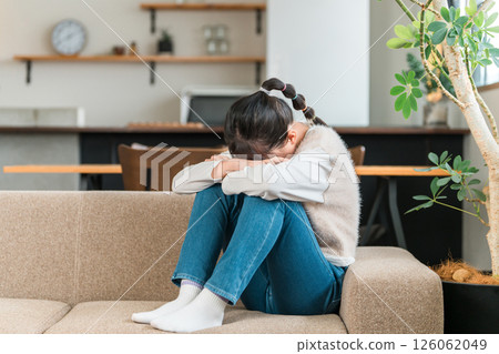 小學、國中女生在沙發上哭泣（心情低落、身體不舒服、不去上學、壓力大） 126062049