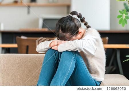 Elementary and middle school girls crying on the sofa (defamation, being alone, abuse, bullying) 126062050