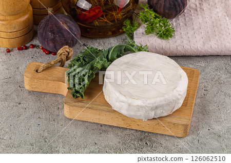 Gourmet round creamy Camembert cheese 126062510