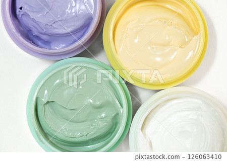 4 種顏色的彩色底霜，可遮蓋問題區域 126063410