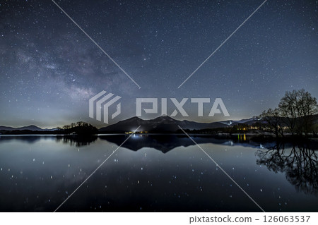 Mount Bandai reflected on the surface of Lake Hibara and the rising Milky Way 126063537