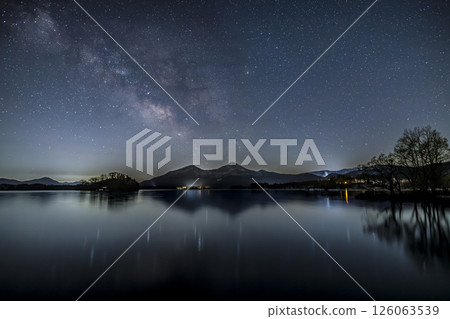 Mount Bandai reflected on the surface of Lake Hibara and the rising Milky Way Mount Bandai reflected on the surface of Lake Hibara and the rising Milky Way 126063539