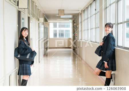 國中和高中女生穿著校服走在學校走廊裡 國中和高中女生穿著校服走在學校走廊裡 126063908