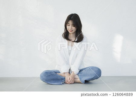 坐通過投入瓊脂的婦女 126064889