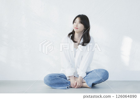 A woman sitting by putting an agar 126064890