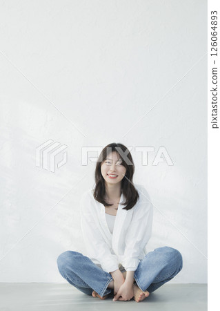 A woman sitting by putting an agar 126064893