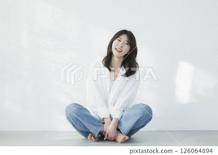 坐通過投入瓊脂的婦女 坐通過投入瓊脂的婦女 126064894