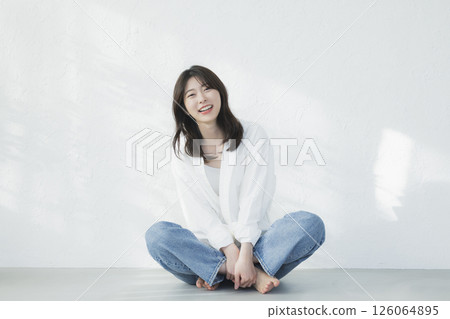 坐通過投入瓊脂的婦女 126064895