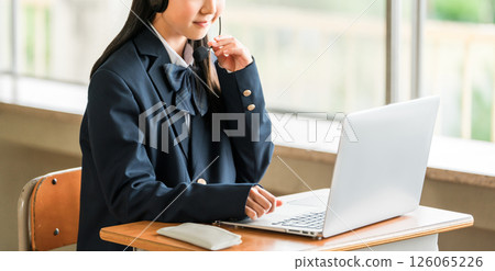 身穿制服的女國中生和高中生在電腦上學習（線上英語對話） 126065226