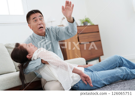 一位老人幫助一位摔倒的老年婦女 一位老人幫助一位摔倒的老年婦女 126065751