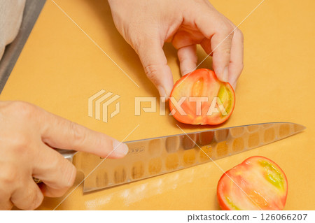 切西紅柿的手的庫存照片 切西紅柿的手的庫存照片 126066207