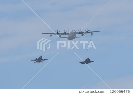 美國海軍陸戰隊 KC-130J、F/A-18 和 F-35 在岩國空軍基地航展上編隊飛行 126066476